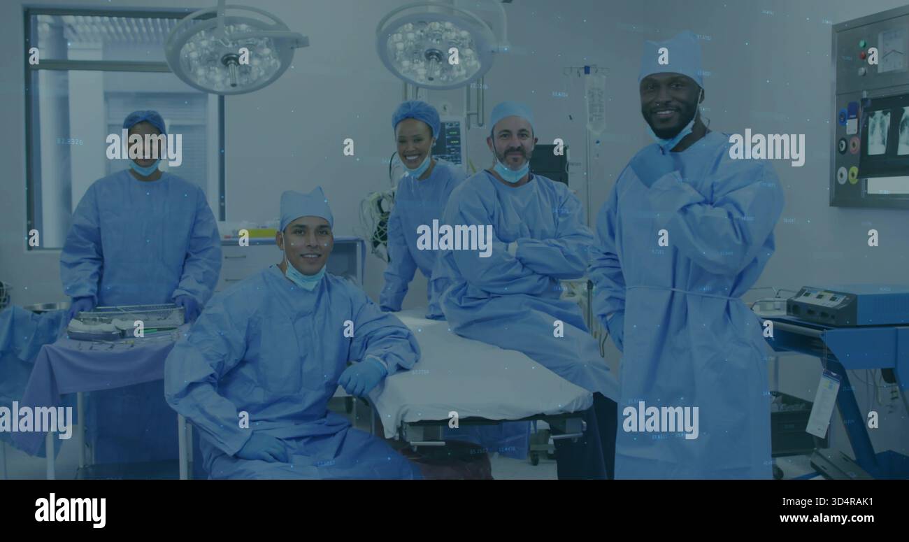Équipe chirurgicale debout dans des blouses bleues et des casquettes autour de la table d'opération dans OU, sous des lumières chirurgicales Banque D'Images