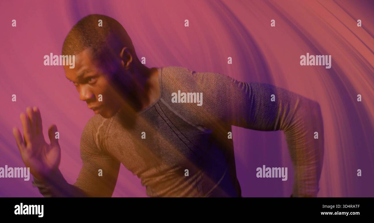 Sprint FIT Noir masculin alimentation en studio, avec chemise à manches longues ajustée et éclairage magenta Banque D'Images