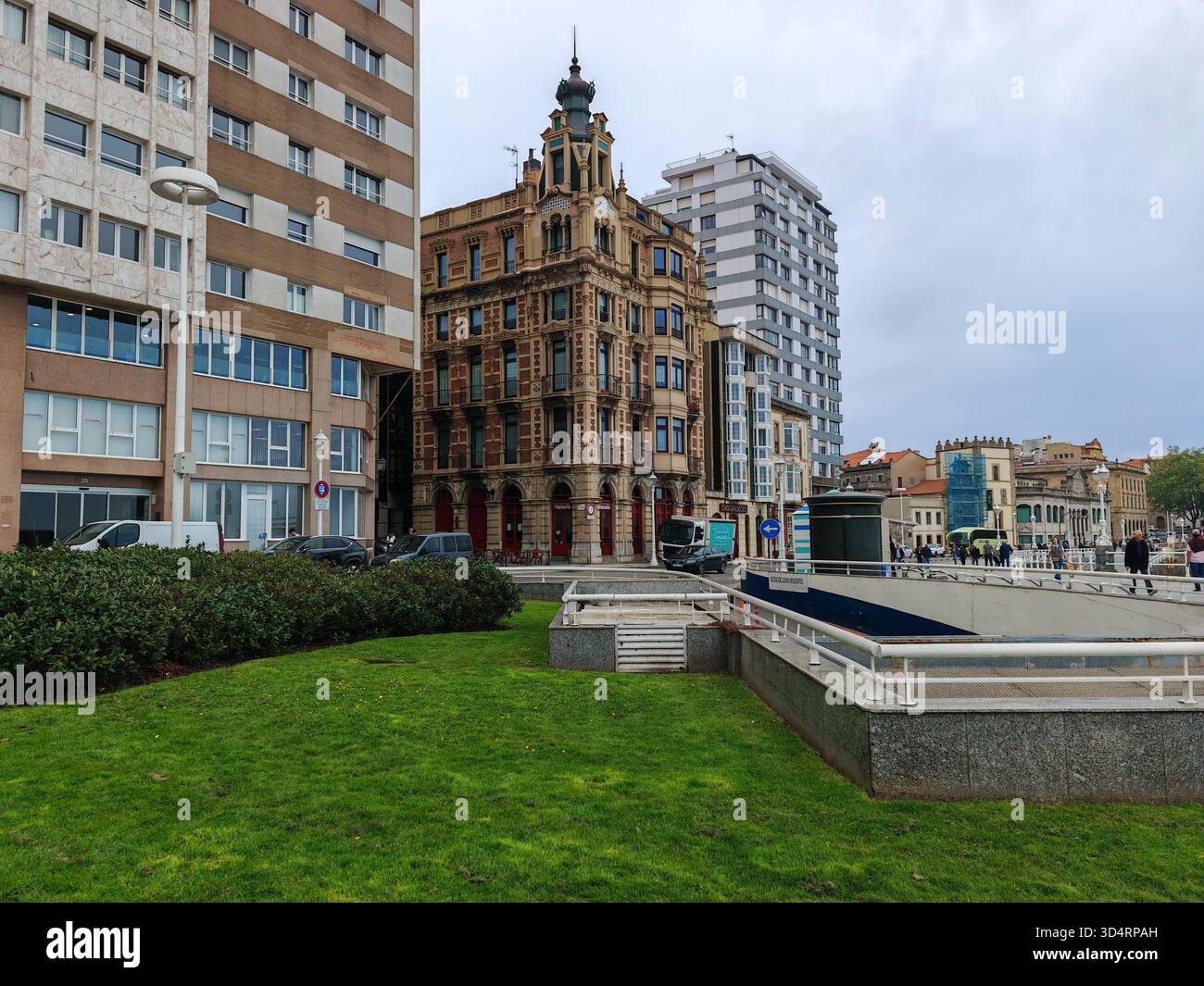 Bâtiment historique de la ville avec appartements modernes et pelouse verte Banque D'Images