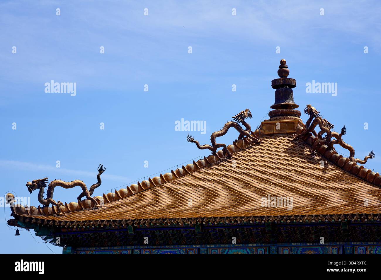 Gros plan sur le style tibétain Xumi Fushou Temple Miaogao Zhuangyan Hall à Chengde avec des dragons géants féroces sur le toit - Chine Banque D'Images