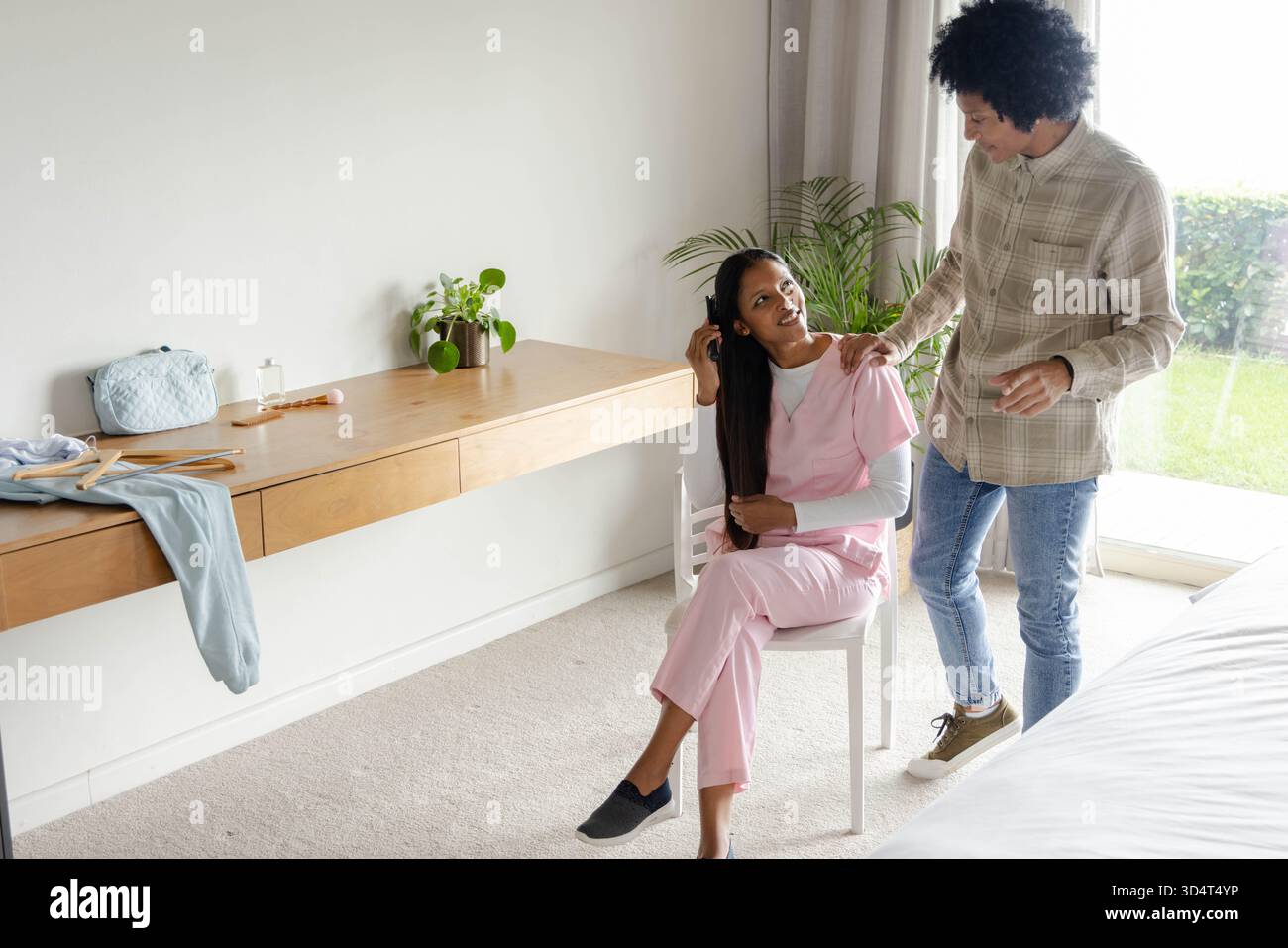 Partage doux soutien couple diversifié assis dans le bureau à domicile, avec brosse à cheveux, espace de copie de sac à main Banque D'Images