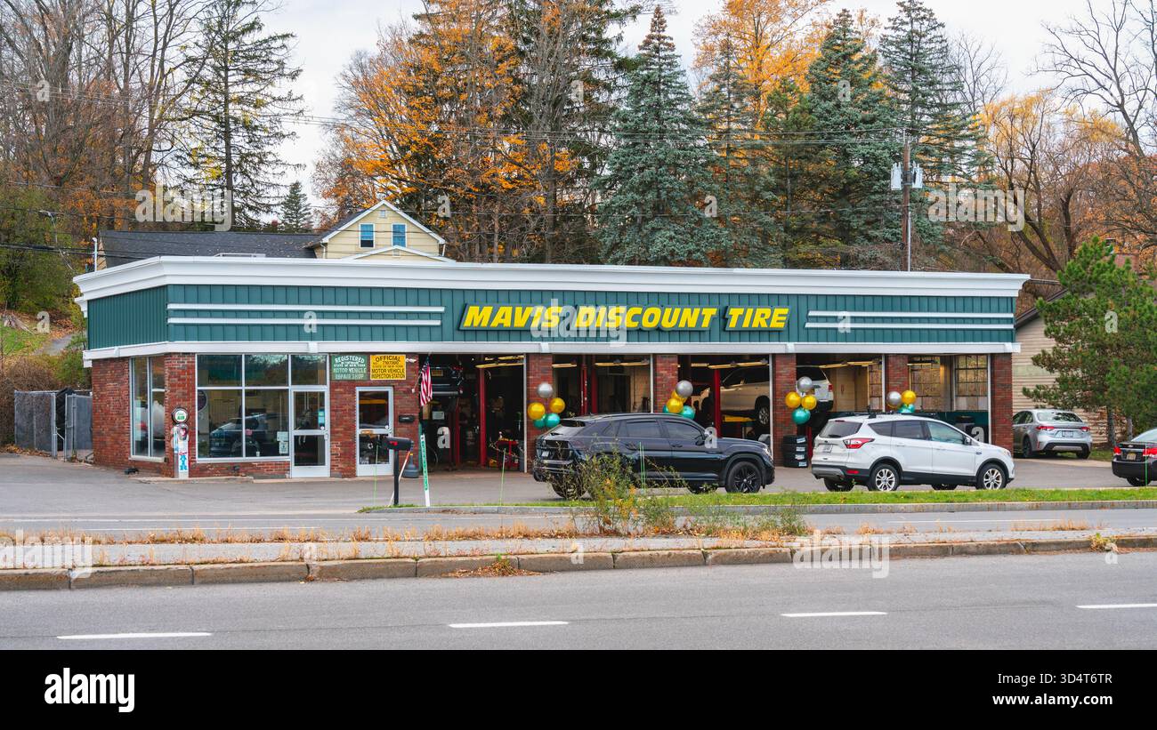 DeWitt, NY - Nov 8, 2025 : Mavis Discount Tire est une chaîne de service automobile nationale offrant des pneus, des freins, des alignements et des vidanges d'huile dans plus de 2 300 États-Unis Banque D'Images