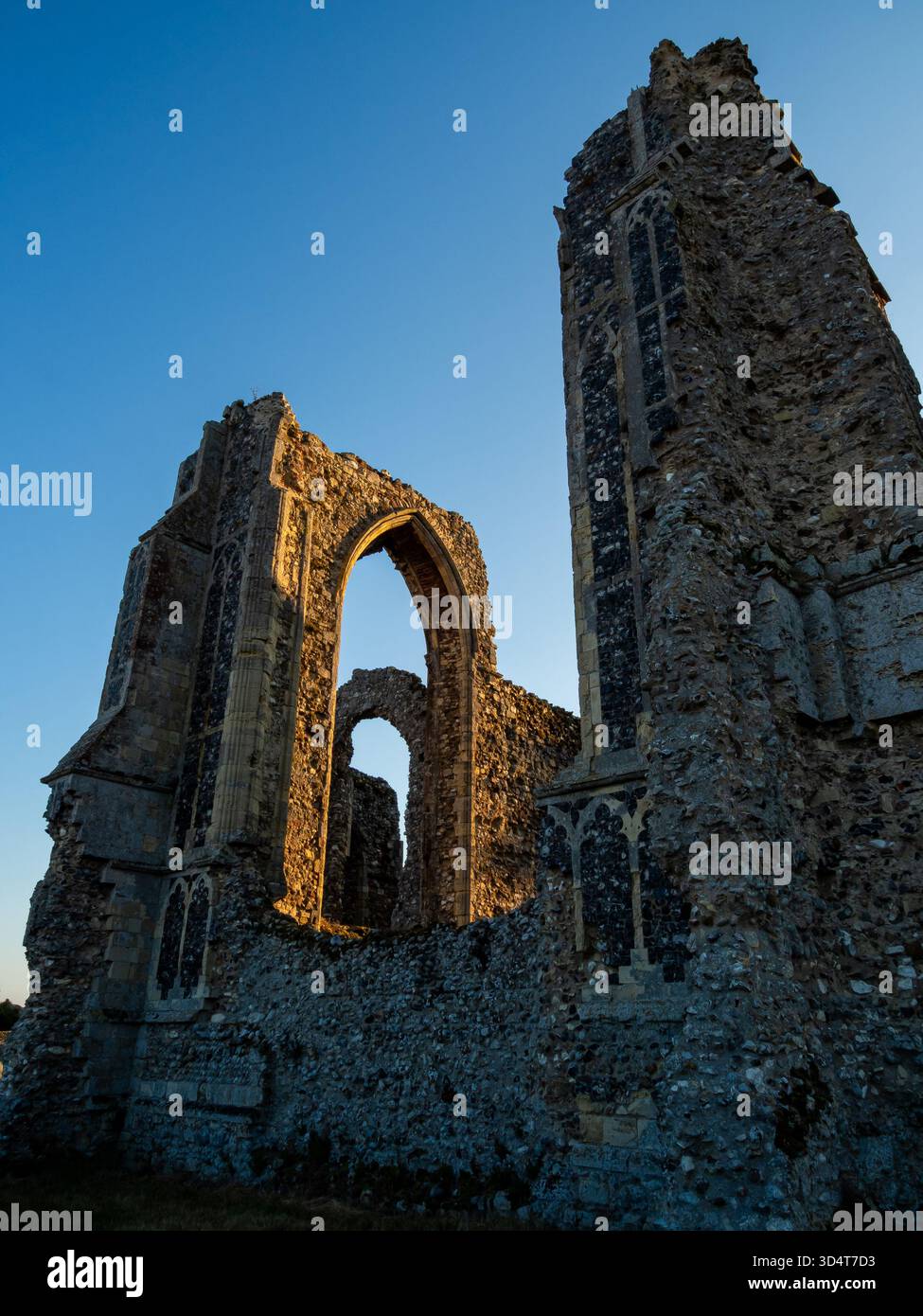 L'abbaye de Leiston est en ruines dans la lumière chaude du matin Banque D'Images