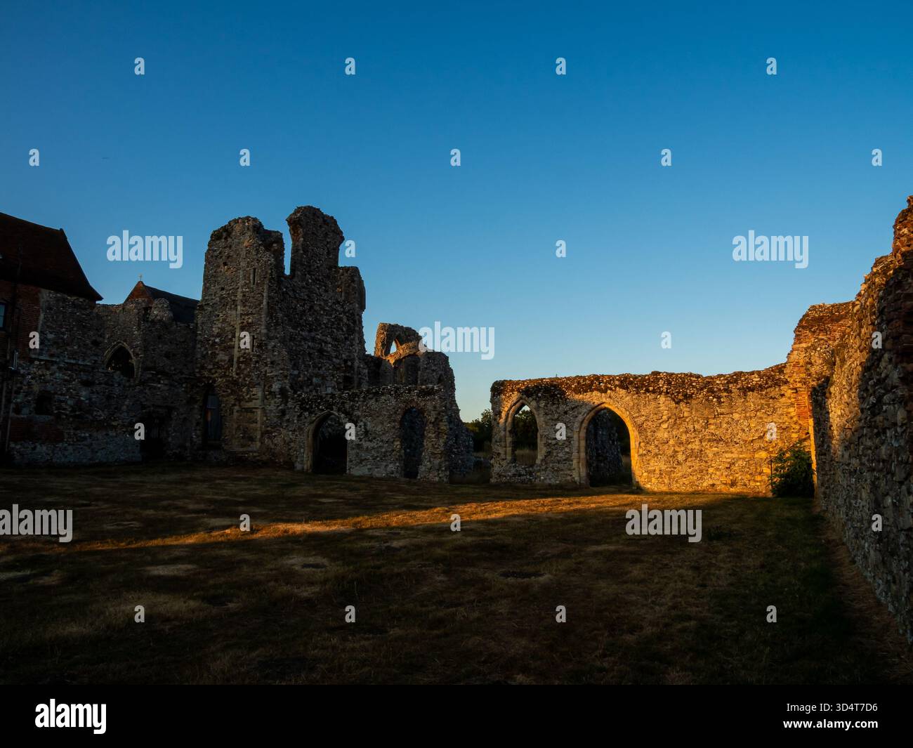 L'abbaye de Leiston est en ruines dans la lumière chaude du matin Banque D'Images