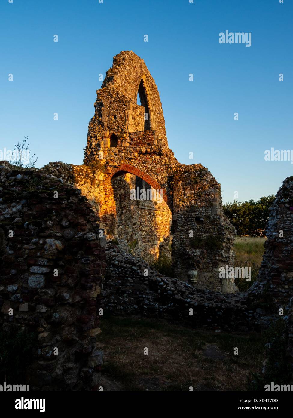 L'abbaye de Leiston est en ruines dans la lumière chaude du matin Banque D'Images
