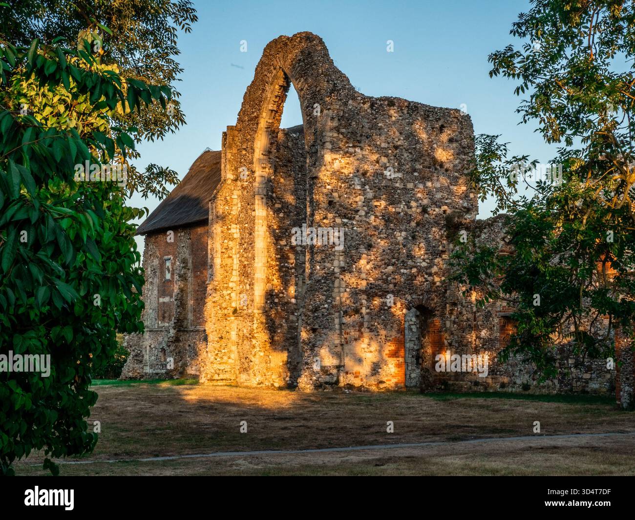 L'abbaye de Leiston est en ruines dans la lumière chaude du matin Banque D'Images