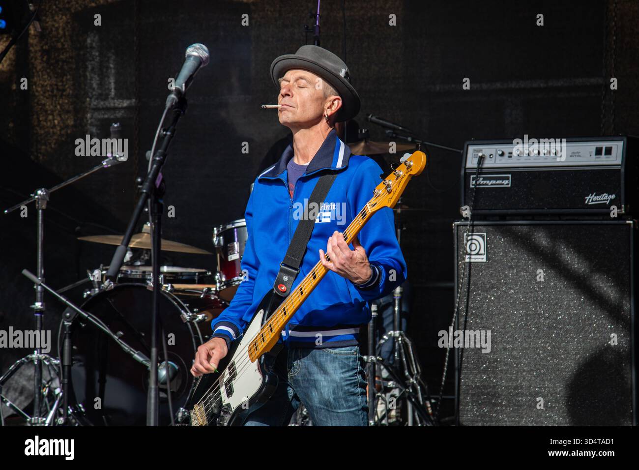 Kari Nylander de Tappajatomaatit fumant des cigarettes et jouant de la basse sur scène au festival de punk rock urbain Punk ja Yäk 2025 à Turku, en Finlande Banque D'Images