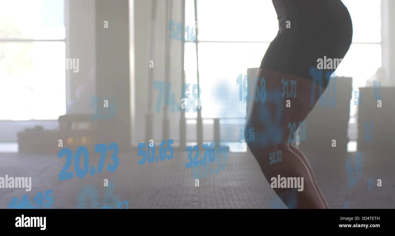 Squatting femme en short noir abaissant les hanches dans le gymnase avec plancher en caoutchouc, superposition de données, espace de copie Banque D'Images