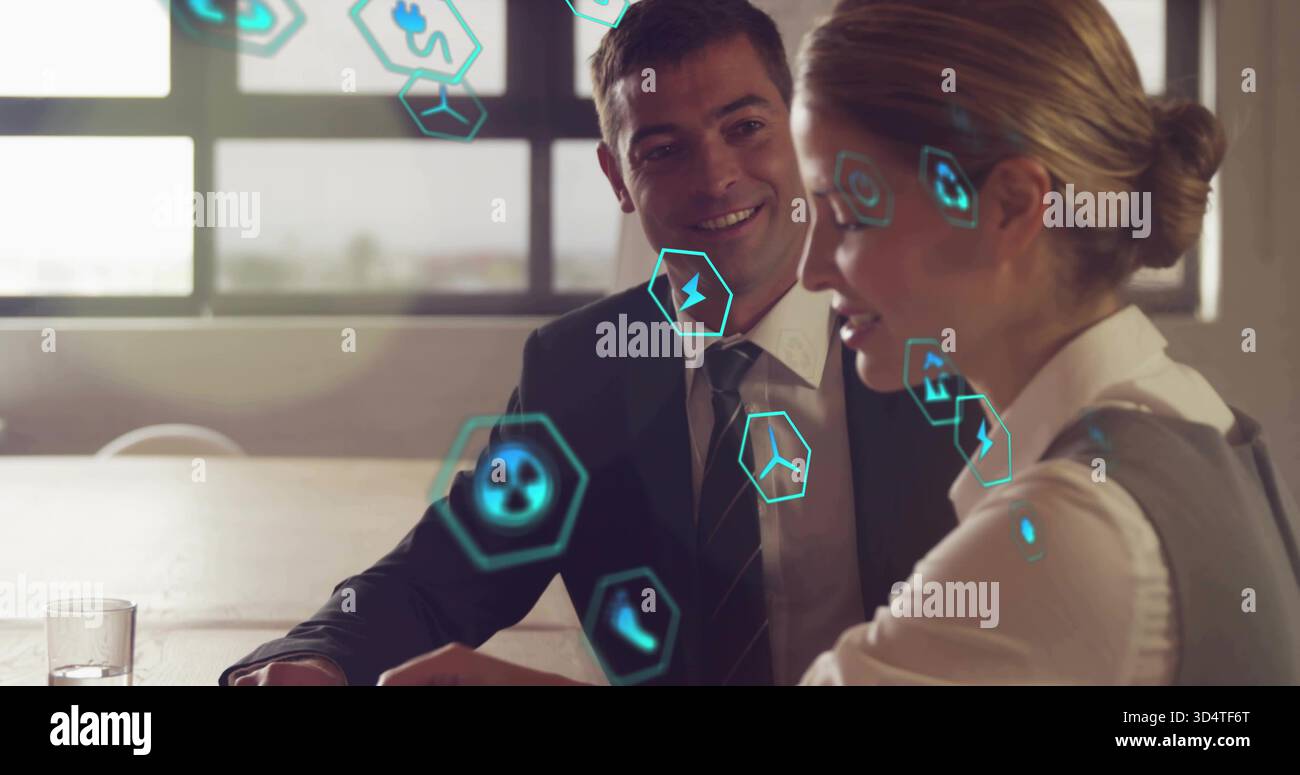 Discuter avec des collègues en tenue professionnelle revoir les données à la table de réunion près de la fenêtre, icônes sarcelle AR Banque D'Images