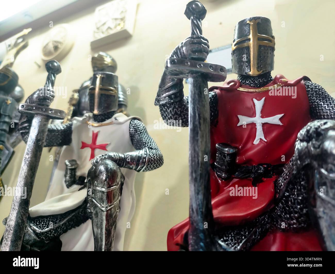 Jouets de chevalier Templier, dans un musée de boutique de souvenirs sur l'île de Gozo, Malte - Image de stock capturée avec un smartphone