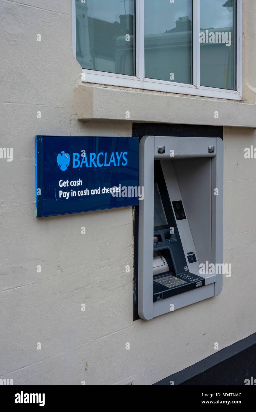 Barclays Bank distributeur automatique de billets dans le mur d'une succursale de rue de la banque Barclays. Trou dans la machine de retrait d'argent du mur. Banque D'Images