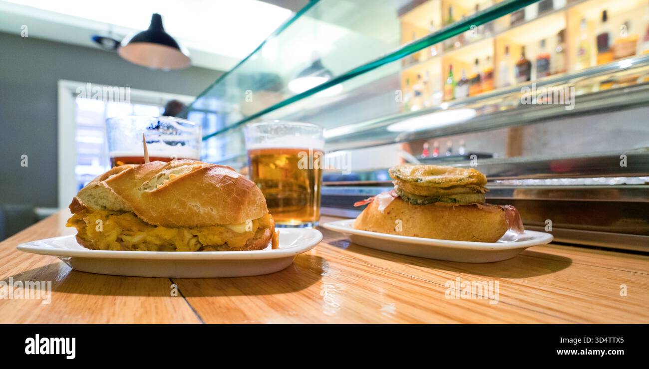 Tapa espagnole typique et bières au Restaurant Bar, Espagne, Europe Banque D'Images