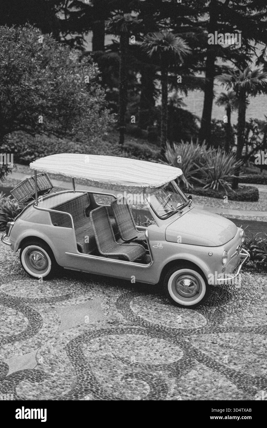 Voiture décapotable vintage italienne classique, design rétro et atmosphère méditerranéenne Banque D'Images