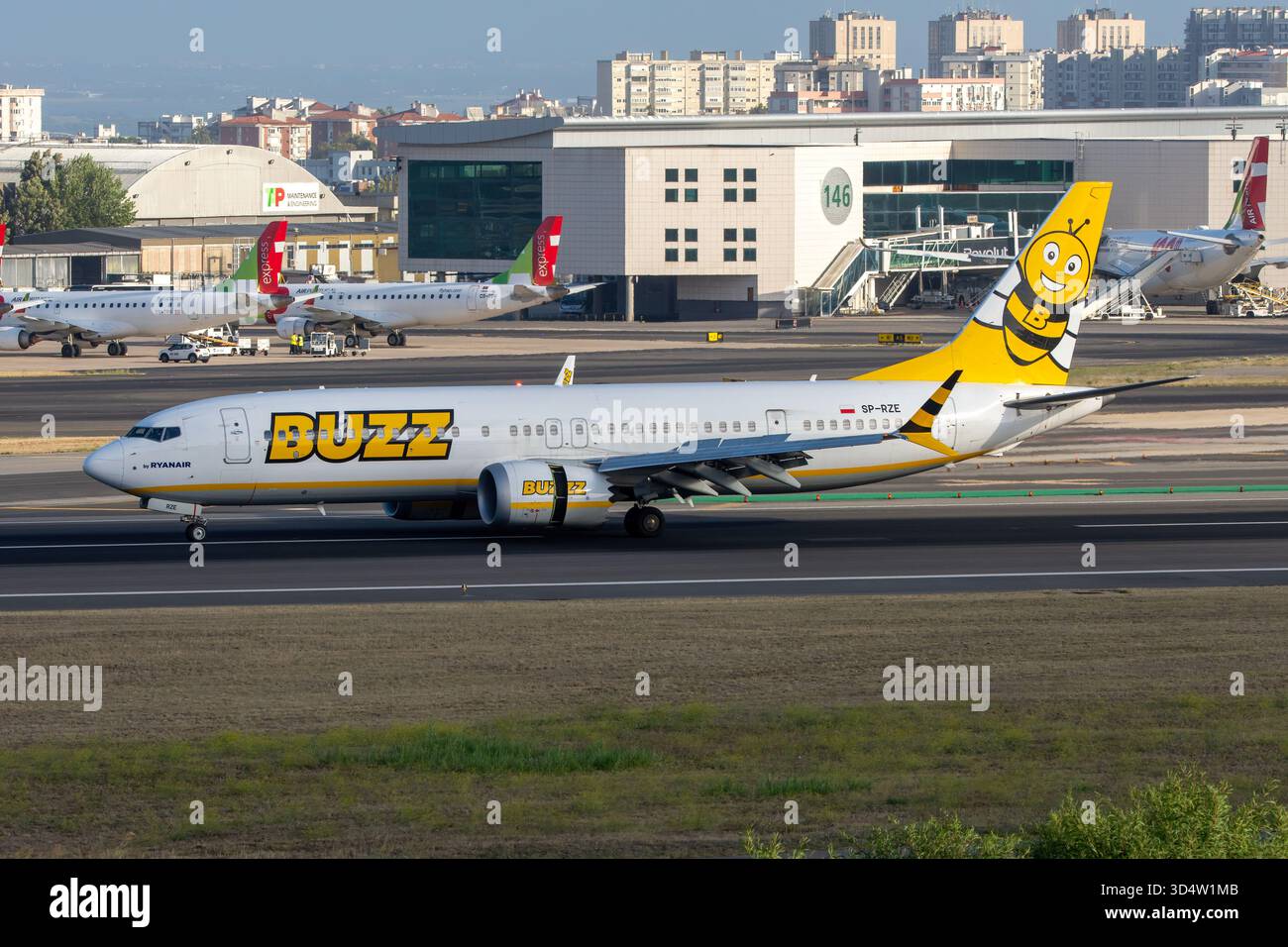 Avión de Línea Boeing 737-8MAX 200 de la aerolínea polaca de bajo coste Buzz, filiale de Ryanair en el aeropuerto de Lisboa con matrícula SP-RZE. Banque D'Images