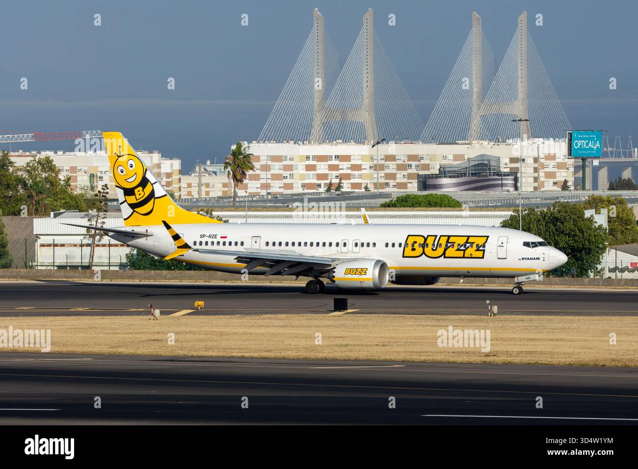 Avión de Línea Boeing 737-8MAX 200 de la aerolínea polaca de bajo coste Buzz, filiale de Ryanair en el aeropuerto de Lisboa con matrícula SP-RZE. Banque D'Images