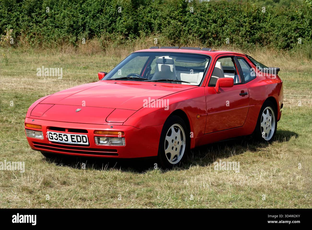 Stockton, Wiltshire, Royaume-Uni - 10 août 2025 : 1990 Porsche 944 S2 coupé voiture de sport au Stockton village Auto Retro Festival 2025 à Wiltshire, Angleterre Banque D'Images