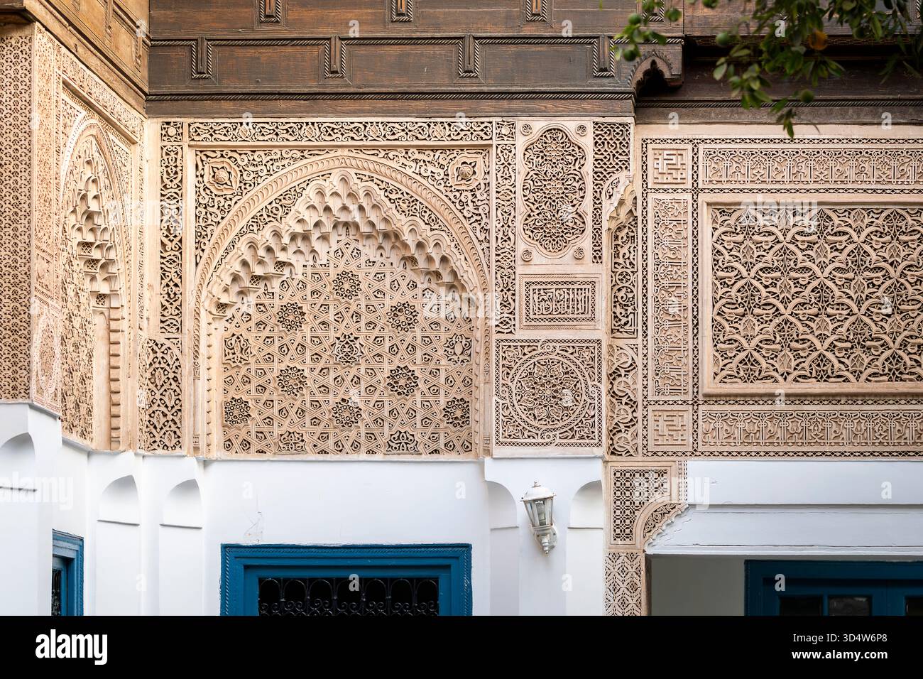 Stuc sculpté dans le petit Riad, Bahia Palace. Les détails du stuc au Palais Bahia de Marrakech, Maroc. Banque D'Images