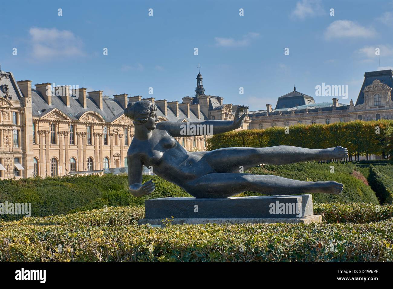 La sculpture « L'Air » d'Aristide Maillol est présentée dans le jardin des Tuileries à Paris, représentant une figure féminine en bronze dans une pose dynamique. Banque D'Images