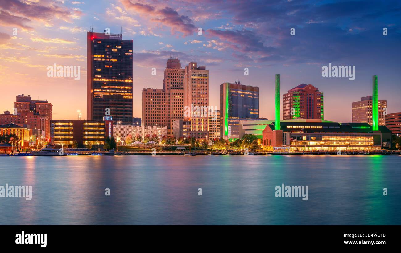 Toledo, Ohio, États-Unis. Image de paysage urbain du centre-ville de Toledo, Ohio avec reflet de la ligne d'horizon dans la rivière Maumee calme au magnifique coucher de soleil d'automne. Banque D'Images