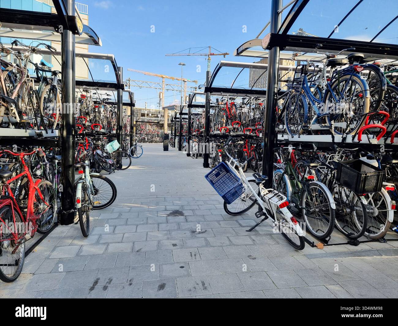 Parking couvert à plusieurs niveaux pour vélos à Eindhoven, pays-Bas Banque D'Images