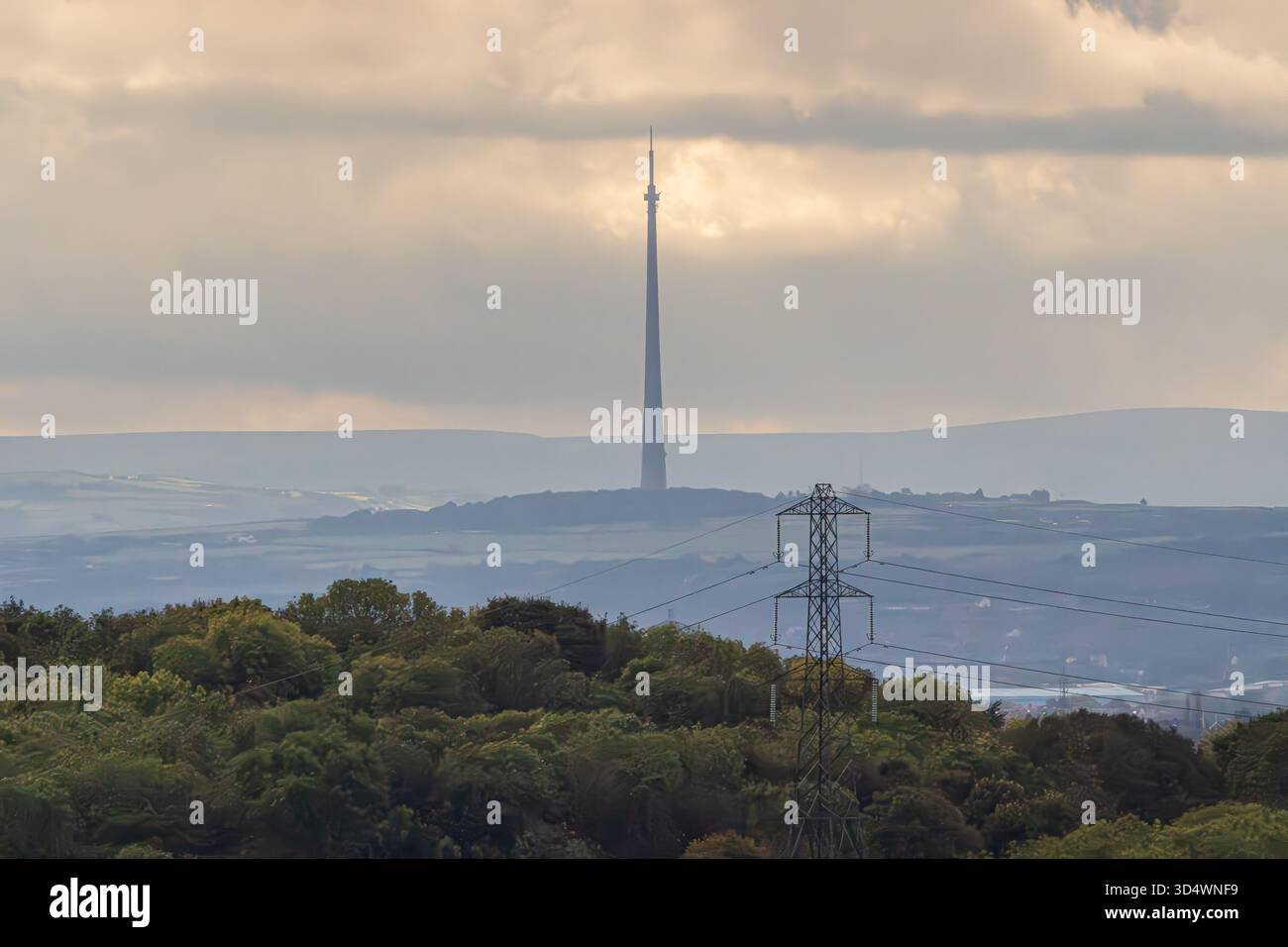 Signal au-dessus des collines : Emley Moor et les lignes du West Yorkshire Banque D'Images