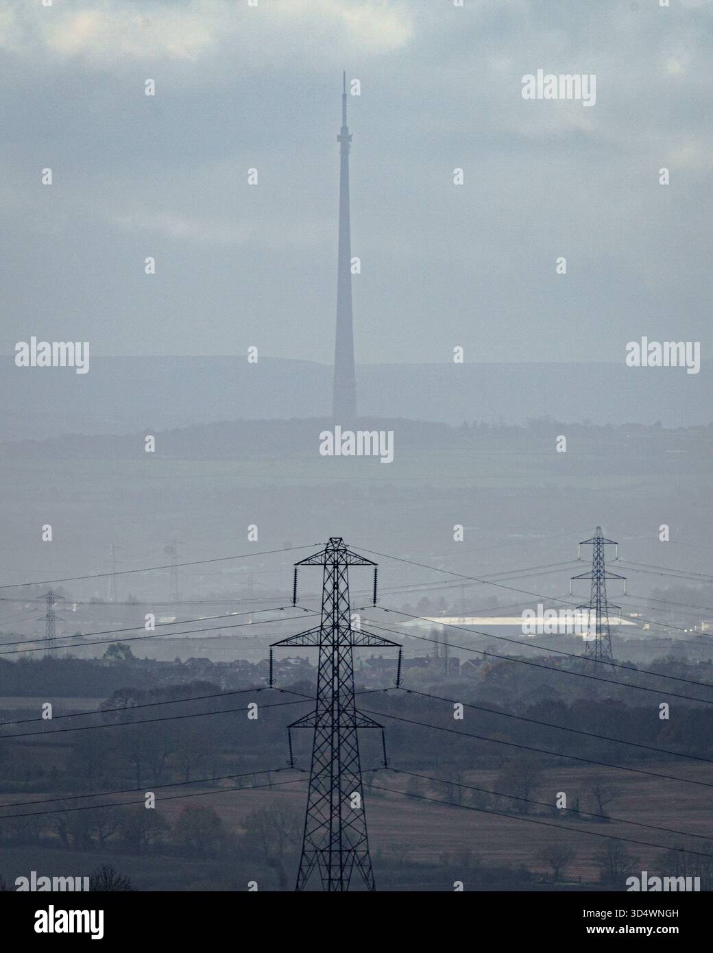 Signal et silence : Emley Moor dans la brume Banque D'Images