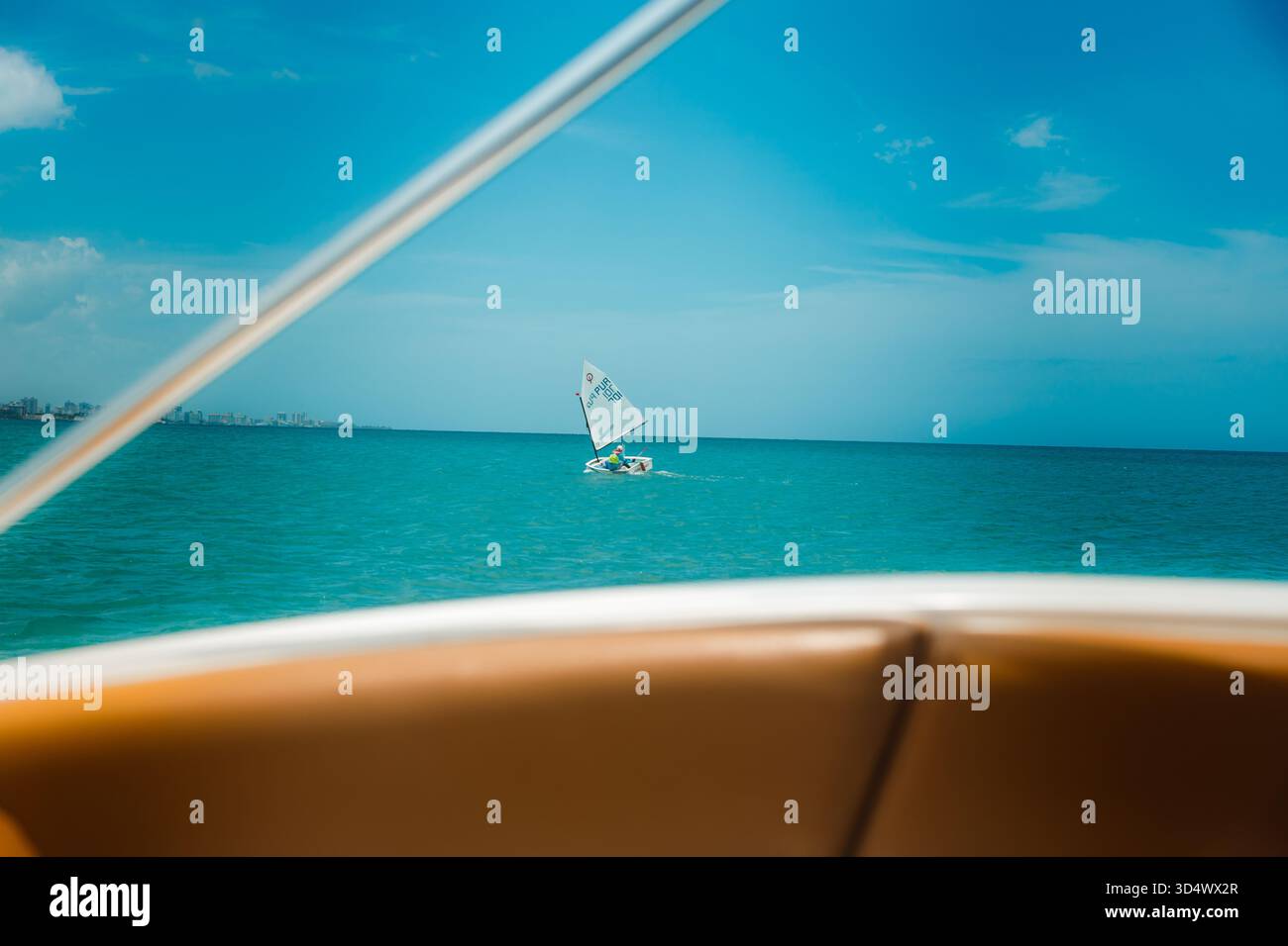 Voilier à la distance d'une excursion en bateau privé à San Juan, Porto Rico Océan et plages Banque D'Images