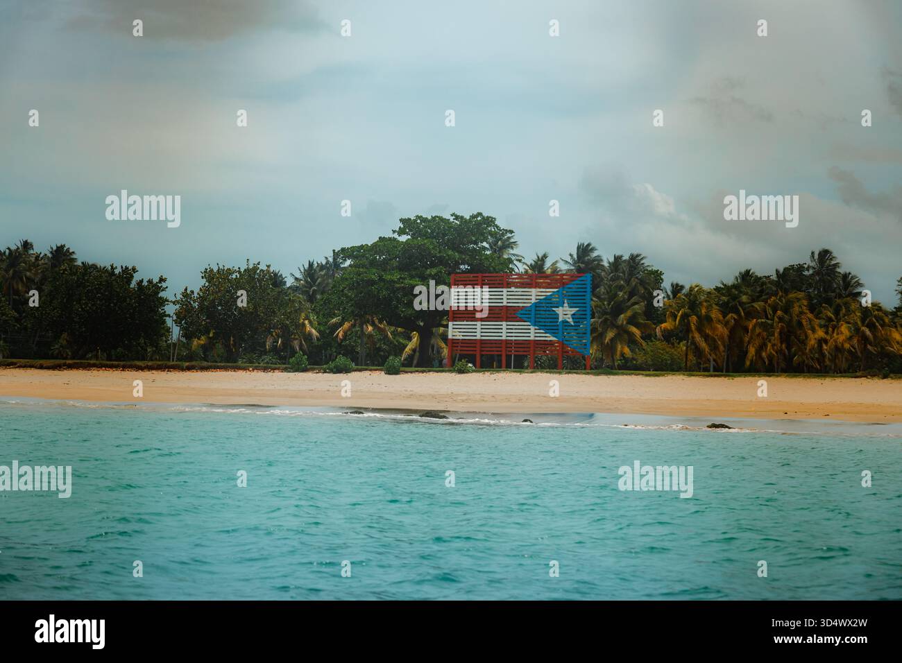 Drapeau portoricain sur la belle plage Banque D'Images