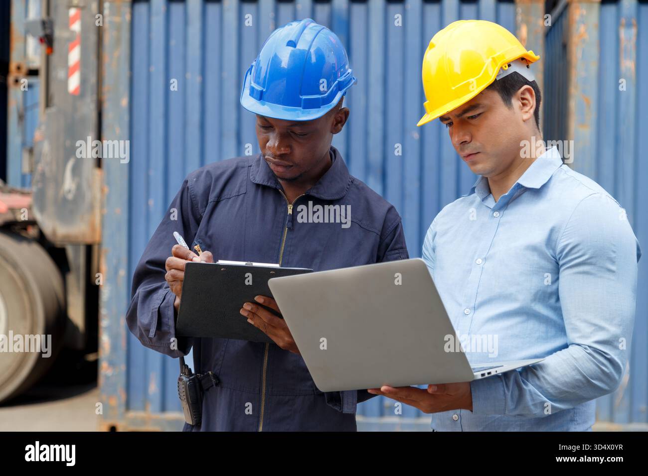 Gestionnaire d'entreprise d'entrepôt et travailleur portuaire travaillant et vérifiant le conteneur après le chargement au port commercial. Logistique, transport, importation. Banque D'Images