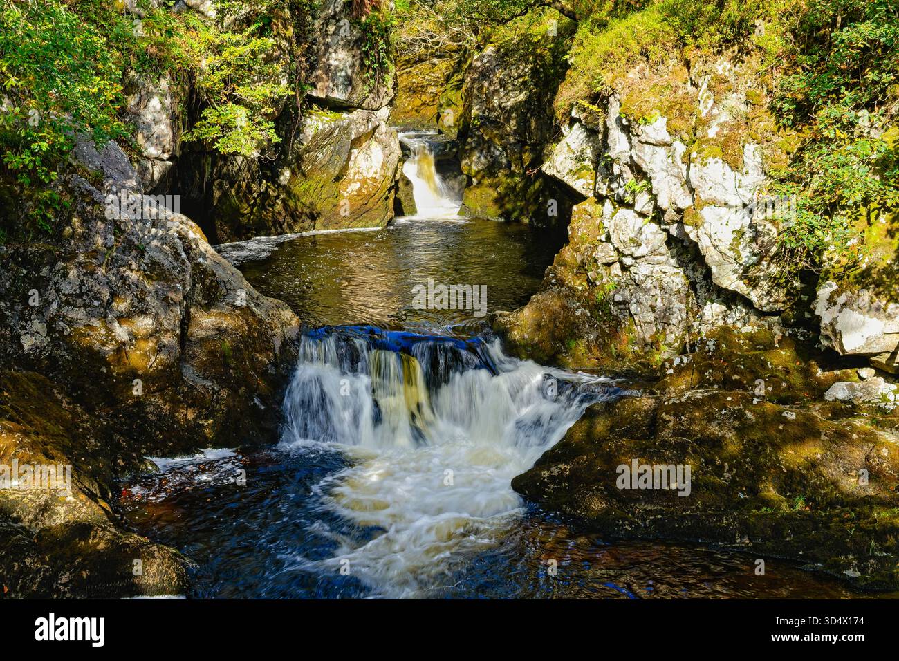 Plusieurs cascades à Rival Falls sur la rivière Doe près d'Ingleton dans le Yorkshire. Banque D'Images