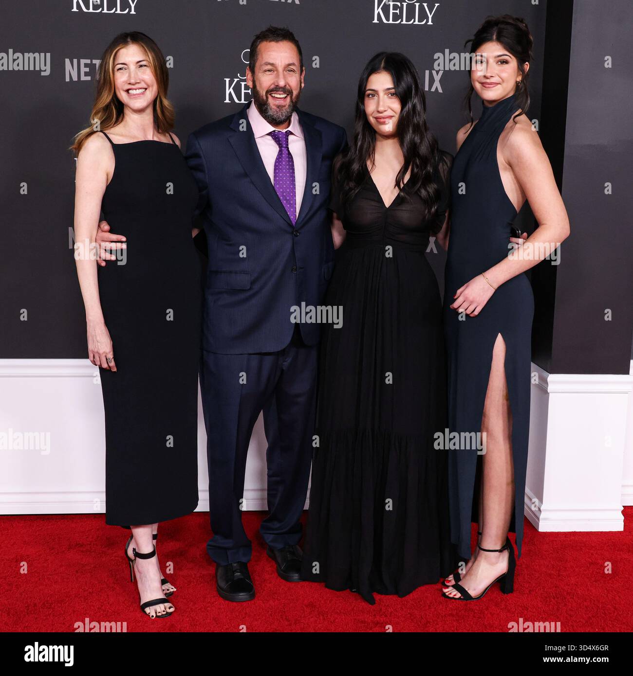 HOLLYWOOD, LOS ANGELES, CALIFORNIE, États-Unis - 11 NOVEMBRE : L'actrice américaine et ancienne mannequin Jackie Sandler, le Hubsand/acteur américain et comédien Adam Sandler avec ses filles/actrices américaines Sadie Sandler et Sunny Sandler arrivent à la première à Los Angeles de 'Jay Kelly' de Netflix qui s'est tenue au Egyptian Theatre Hollywood le 11 novembre 2025 à Hollywood, Los Angeles, Californie, États-Unis. (Photo de Xavier Collin/image Press Agency) Banque D'Images