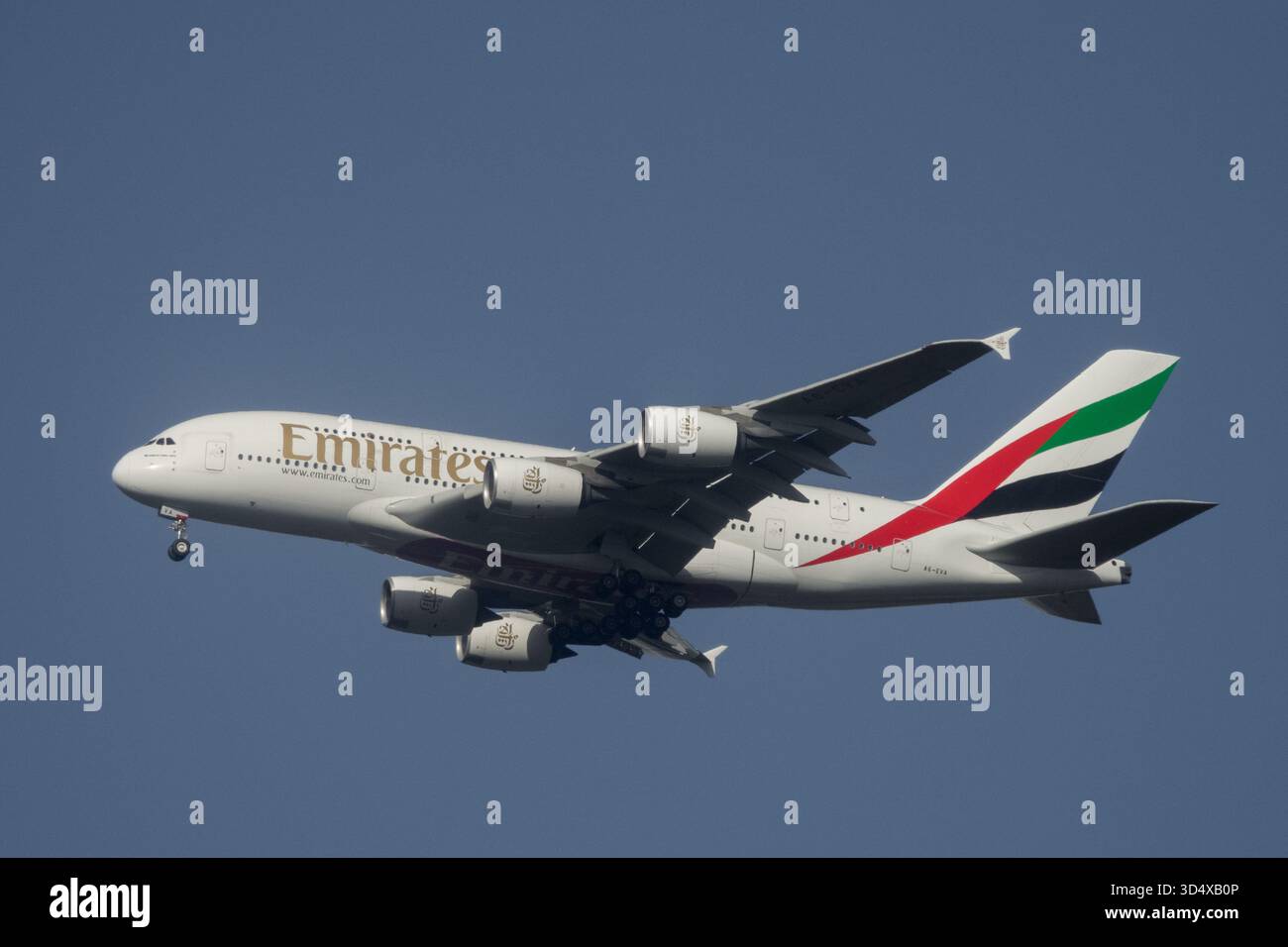 Airbus A380 d'Emirates atterrissant à Prague République tchèque Banque D'Images