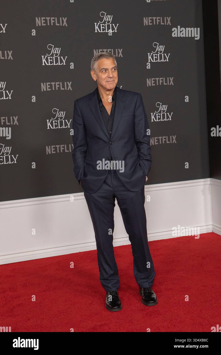 Los Angeles, CA, USA, 11 novembre 2025 George Clooney assiste à la première Netflix de 'Jay Kelly' au Egyptian Theatre Hollywood à Los Angeles, Californie, le 11 novembre 2025. Crédit : Carla Van Wagoner/Alamy Live News Banque D'Images