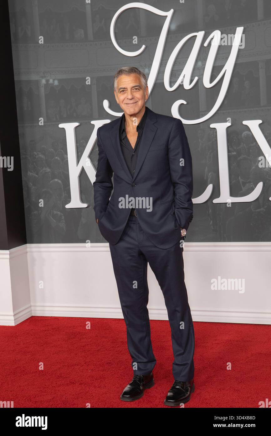 Los Angeles, CA, USA, 11 novembre 2025 George Clooney assiste à la première Netflix de 'Jay Kelly' au Egyptian Theatre Hollywood à Los Angeles, Californie, le 11 novembre 2025. Crédit : Carla Van Wagoner/Alamy Live News Banque D'Images