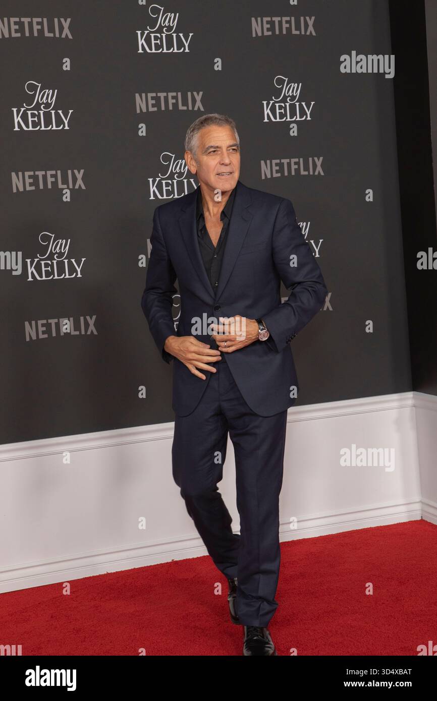Los Angeles, CA, USA, 11 novembre 2025 George Clooney assiste à la première Netflix de 'Jay Kelly' au Egyptian Theatre Hollywood à Los Angeles, Californie, le 11 novembre 2025. Crédit : Carla Van Wagoner/Alamy Live News Banque D'Images