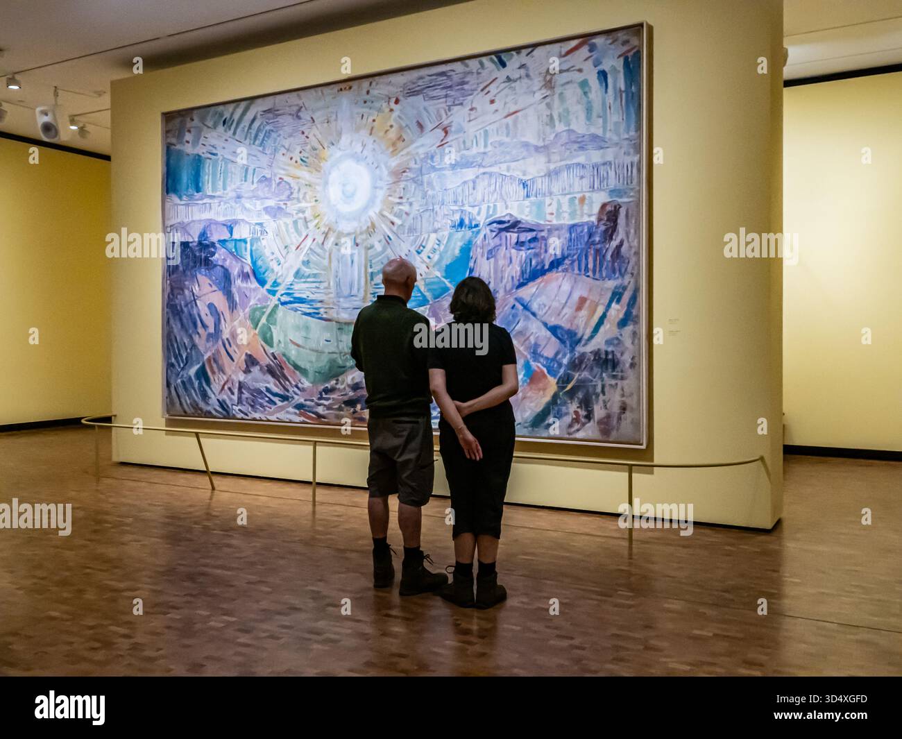 Oslo, Norvège - 14 août 2024 : les gens regardent l'une des plus grandes peintures à l'exposition monumentale du Musée Munch, musée d'art de Bjørvika, No Banque D'Images