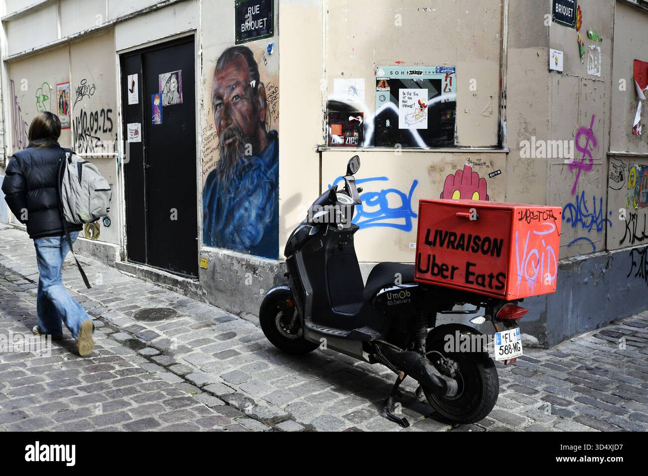 Scooter de livraison Uber Eats - Pigalle - Paris - France Banque D'Images
