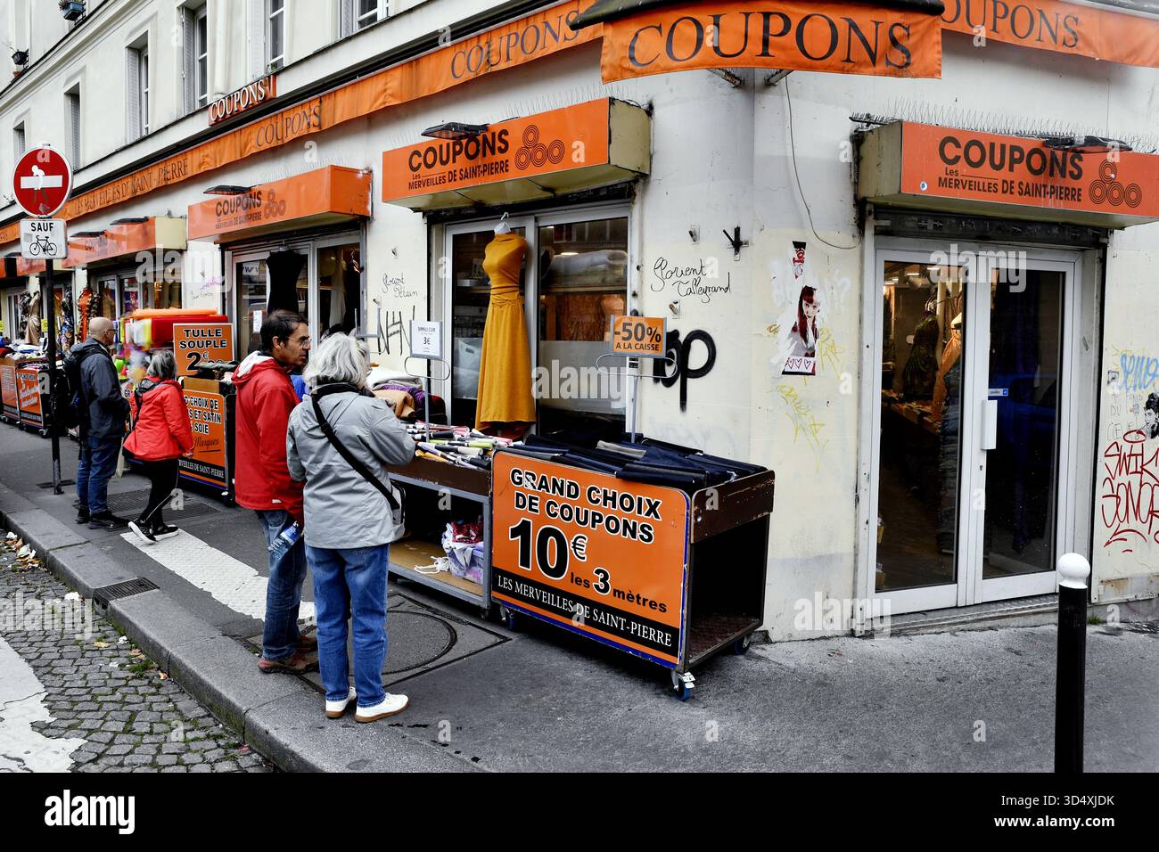 une devanture de tissus et de textiles au célèbre Marché Saint-Pierre dans le quartier de Montmartre à Paris, France Banque D'Images