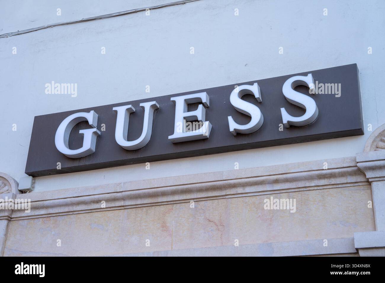 Guess, Modemarke, Bekleidung, Accessoires, logo, Markenschild, Boutique, la Valette, Malte, Einkaufsstraße, Fashion, Lifestyle, Modegeschäft, internationale Marke, Premiumlabel, jeans, Kleidung, Stadtzentrum, Shopping, Modehaus, Schaufenster, Markenidentität, Urbane Szene, Altstadt, Tourismus, Fußgängerzone, Luxusmode, modbranche, Konsum, Bekleidungsgeschäft, Designermarke, Trendmarke, Modewelt, bekannte Marke, Modeboutique, Innenstadt, Fashionlabel, Urbane mode, Shoppingziel, Malta Reise. *** Guess, marque de mode, vêtements, accessoires, logo, signe de marque, boutique, la Valette, Malte, shopping str Banque D'Images