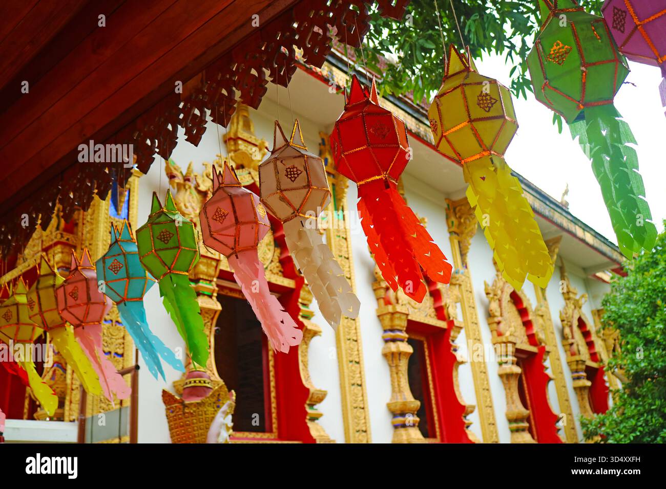 Lanterne en papier multicolore ou lanterne Yee Peng, une lanterne traditionnelle du nord de la Thaïlande Banque D'Images