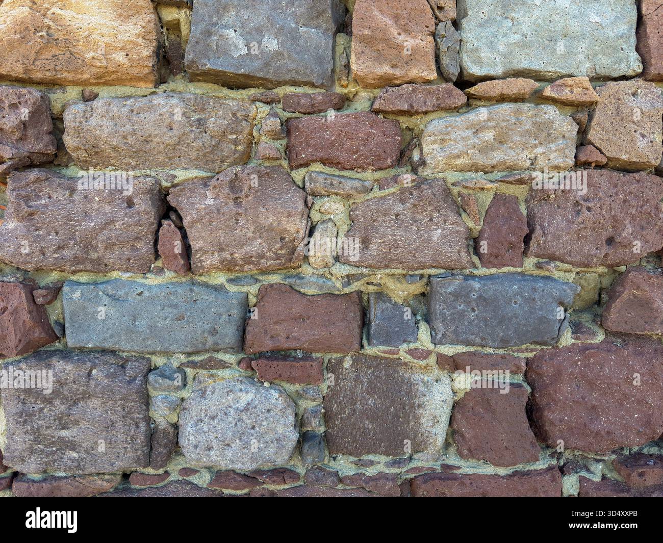 Texture de mur de pierre rustique avec des roches volcaniques mélangées Banque D'Images