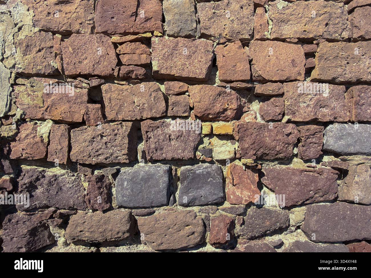 Texture de mur de pierre rustique avec des roches volcaniques mélangées Banque D'Images