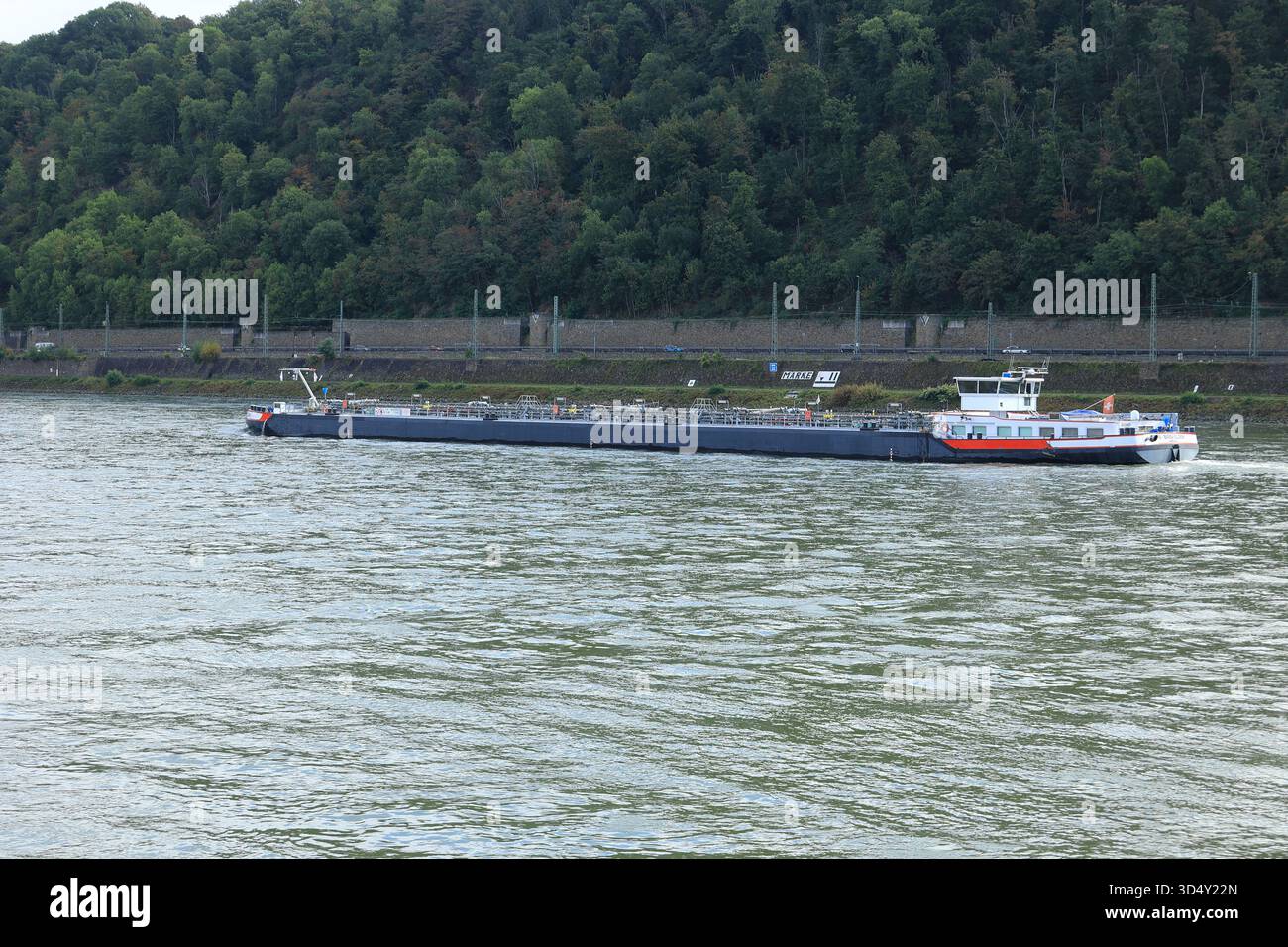 Cargo sur le Rhin près du Deutsches Eck (coin allemand) à Coblence Banque D'Images