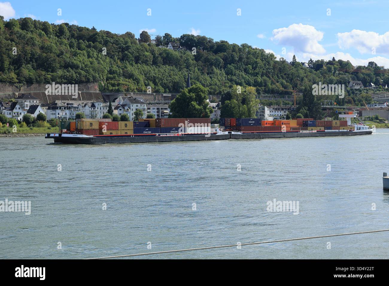 Cargo sur le Rhin près du Deutsches Eck (coin allemand) à Coblence Banque D'Images
