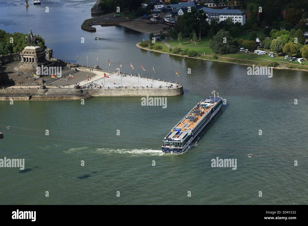 Un bateau de croisière navigue du Rhin vers la Moselle au Deutsches Eck (coin allemand). Banque D'Images