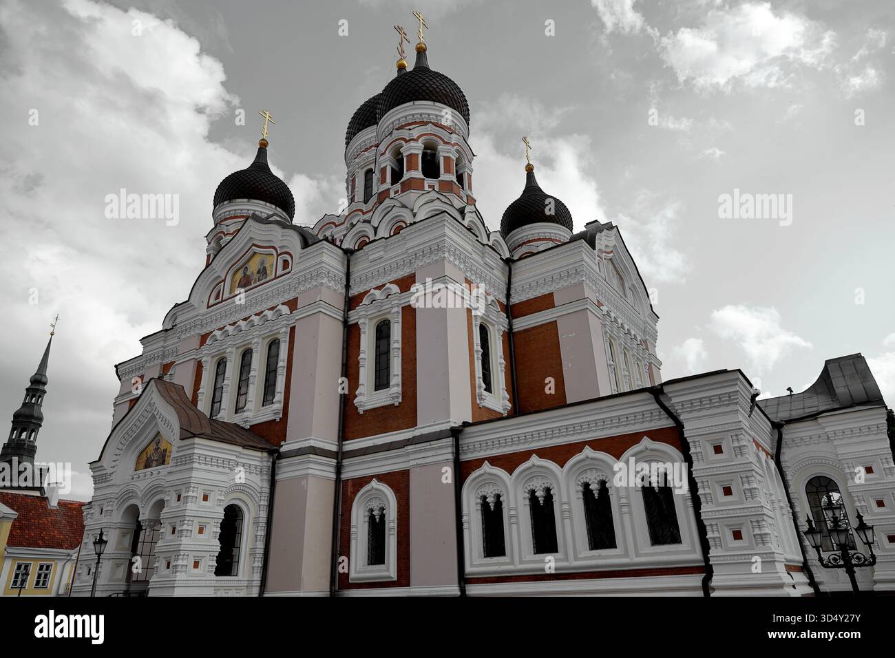 Cathédrale Alexandre Nevski, église orthodoxe russe avec des dômes d'oignons et des mosaïques, à Tallinn, Estonie, capturée sous un angle bas par une journée nuageuse. Banque D'Images