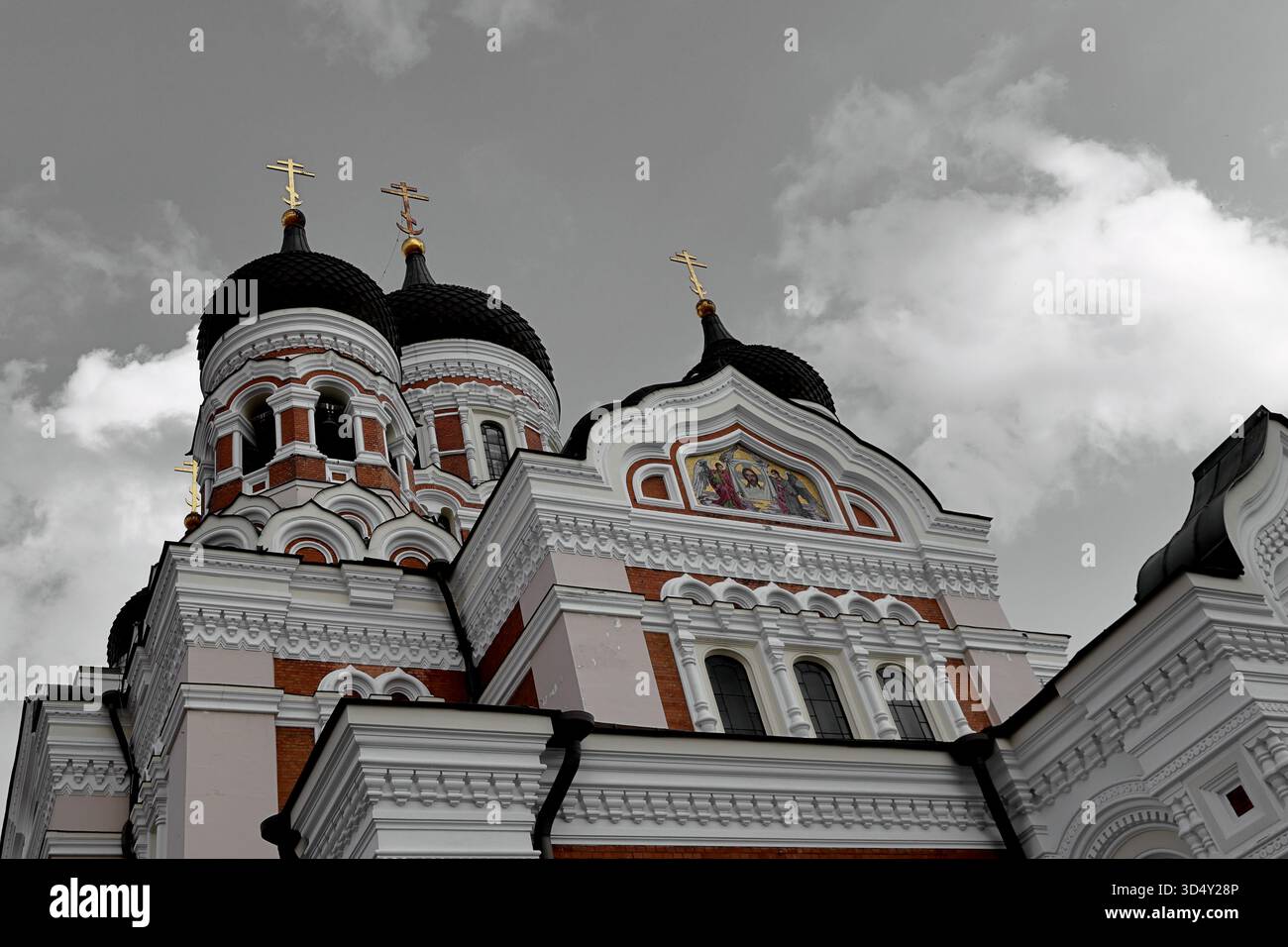 Dômes d'oignon ornés et façade de la cathédrale Alexandre Nevski, église orthodoxe russe, vue à Tallinn, Estonie, avec des nuages à travers le ciel de jour. Banque D'Images