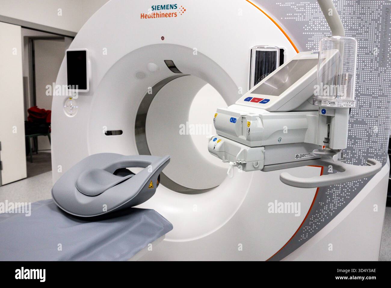 Un tomographe moderne et précis avec technologie quantique est vu dans un hôpital militaire de Cracovie, en Pologne, le 12 novembre 2025. Ce n'est que le deuxième appareil de ce type en Pologne et l'un des plus avancés au monde. Grâce à sa précision d'imagerie extraordinaire, à sa dose de rayonnement réduite et à sa capacité à analyser la composition chimique des tissus, le nouveau scanner TDM ouvre de nouvelles possibilités diagnostiques. Banque D'Images