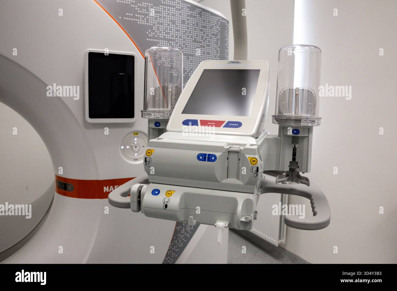 Un tomographe moderne et précis avec technologie quantique est vu dans un hôpital militaire de Cracovie, en Pologne, le 12 novembre 2025. Ce n'est que le deuxième appareil de ce type en Pologne et l'un des plus avancés au monde. Grâce à sa précision d'imagerie extraordinaire, à sa dose de rayonnement réduite et à sa capacité à analyser la composition chimique des tissus, le nouveau scanner TDM ouvre de nouvelles possibilités diagnostiques. Banque D'Images