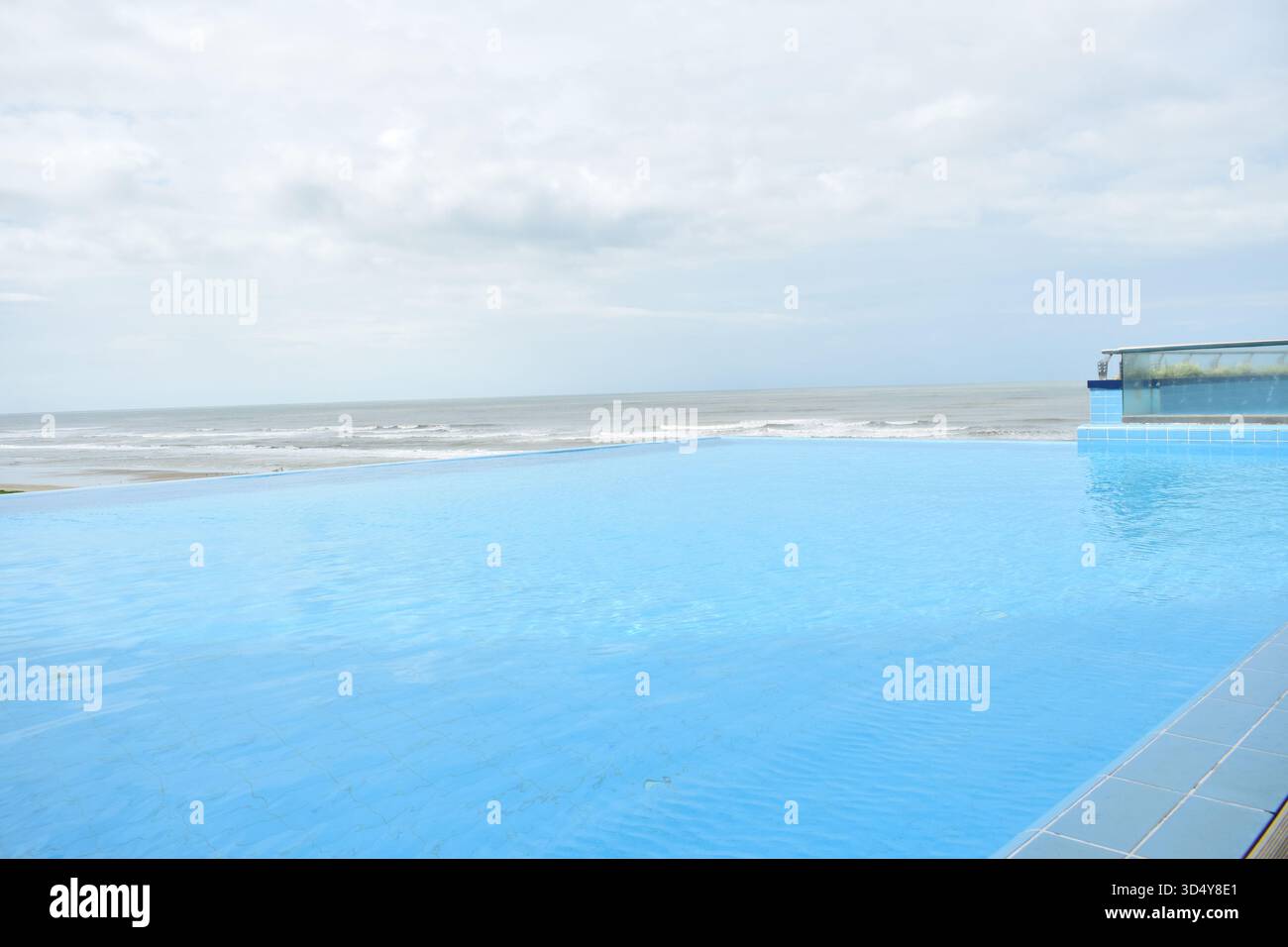 Luxueuse piscine à débordement - vue imprenable à Cox’s Bazar Banque D'Images